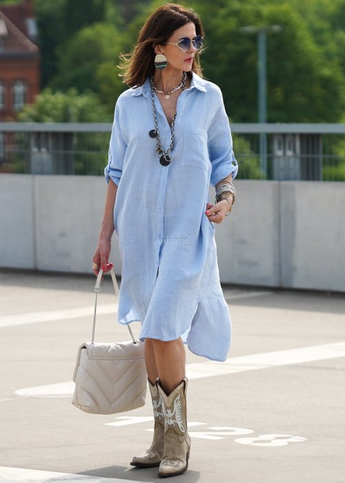 Kobieta w błękitnej lnianej sukience – styl boho z kowbojkami i modnymi dodatkami (3).jpg