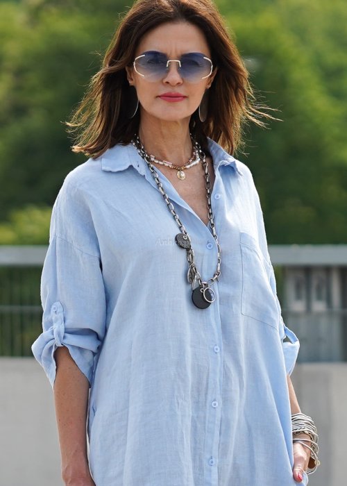 Kobieta w stylowej sukience z naszyjnikami w stylu boho (1).jpg