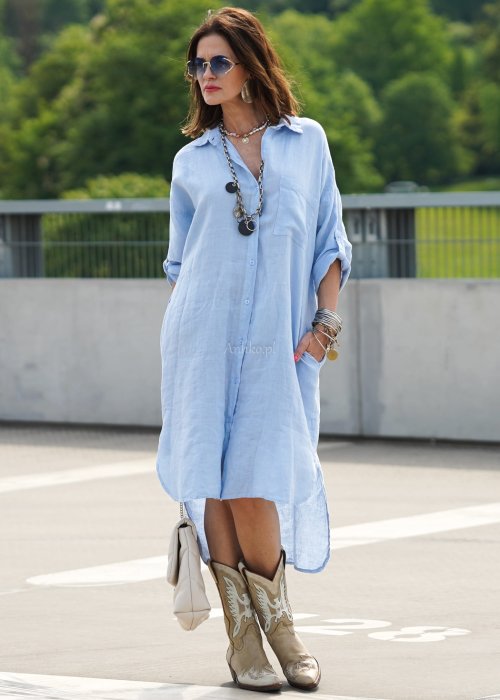 Kobieta w błękitnej lnianej sukience – styl boho z kowbojkami i modnymi dodatkami (1).jpg