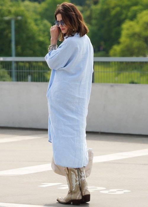 Kobieta w błękitnej lnianej sukience – styl boho z kowbojkami i modnymi dodatkami (7).jpg