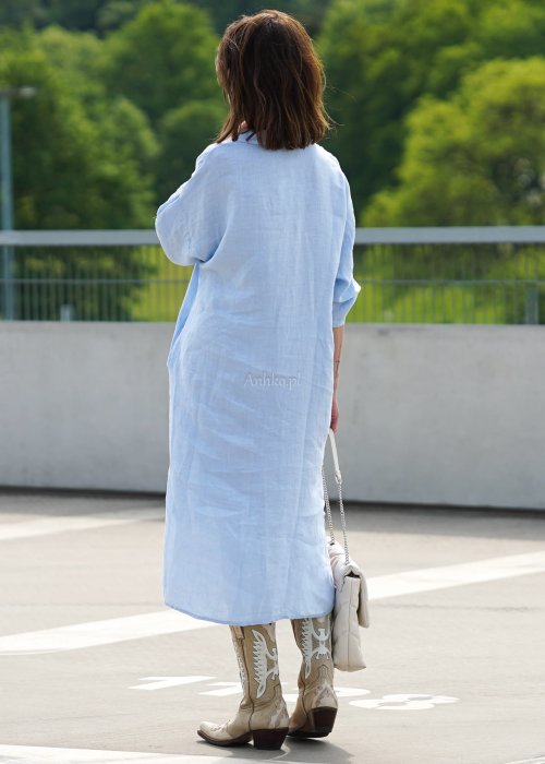 Kobieta w błękitnej lnianej sukience – styl boho z kowbojkami i modnymi dodatkami (8).jpg
