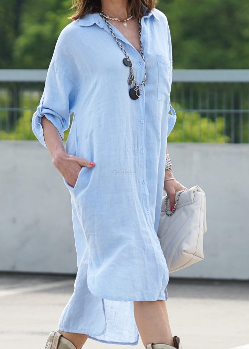 Kobieta w błękitnej lnianej sukience – styl boho z kowbojkami i modnymi dodatkami (9).jpg