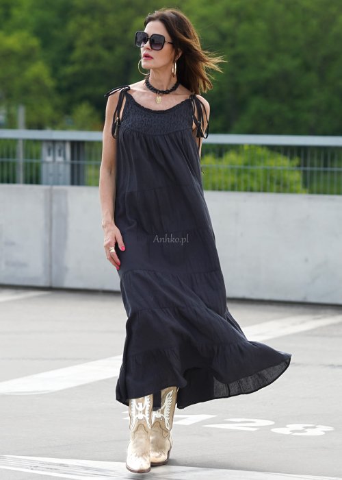ALT: Czarna długa sukienka maxi na ramiączkach wiązanych, luźny krój boho z haftowaną górą, letnia moda damska