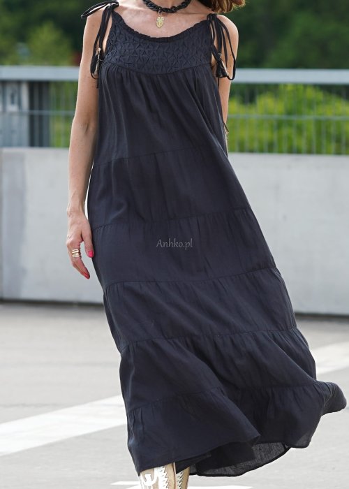 ALT: Czarna długa sukienka maxi na ramiączkach wiązanych, luźny krój boho z haftowaną górą, letnia moda damska