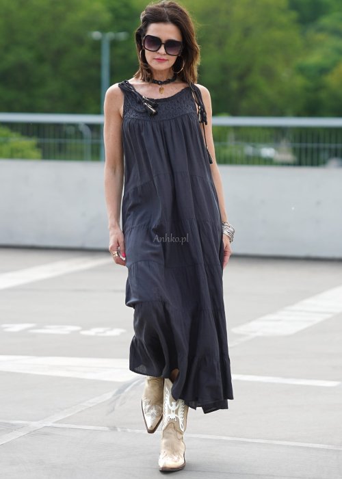 ALT: Czarna długa sukienka maxi na ramiączkach wiązanych, luźny krój boho z haftowaną górą, letnia moda damska