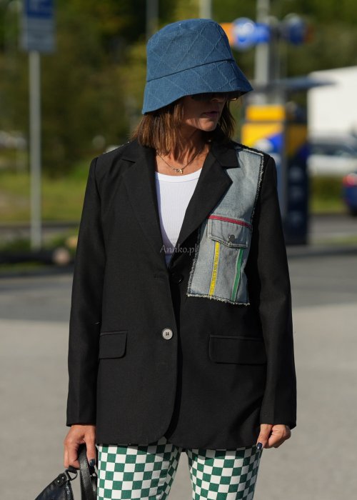 Czarna marynarka damska o klasycznym kroju, długi rękaw, gładki materiał, kontrastowa jeansowa aplikacja