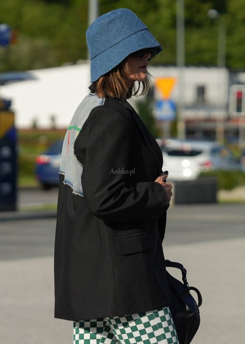 Czarna marynarka damska o klasycznym kroju, długi rękaw, gładki materiał, kontrastowa jeansowa aplikacja