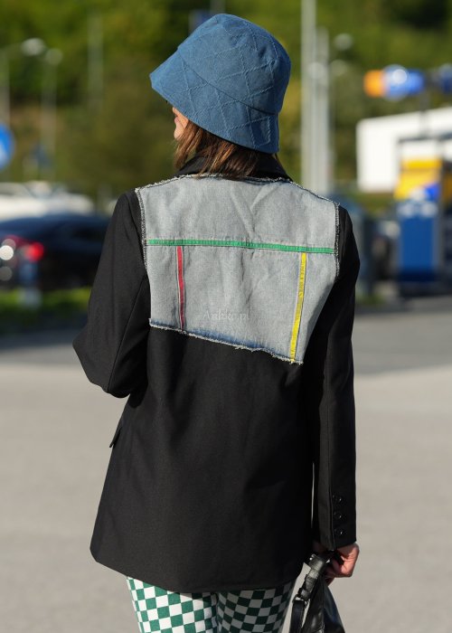 Czarna marynarka damska o klasycznym kroju, długi rękaw, gładki materiał, kontrastowa jeansowa aplikacja