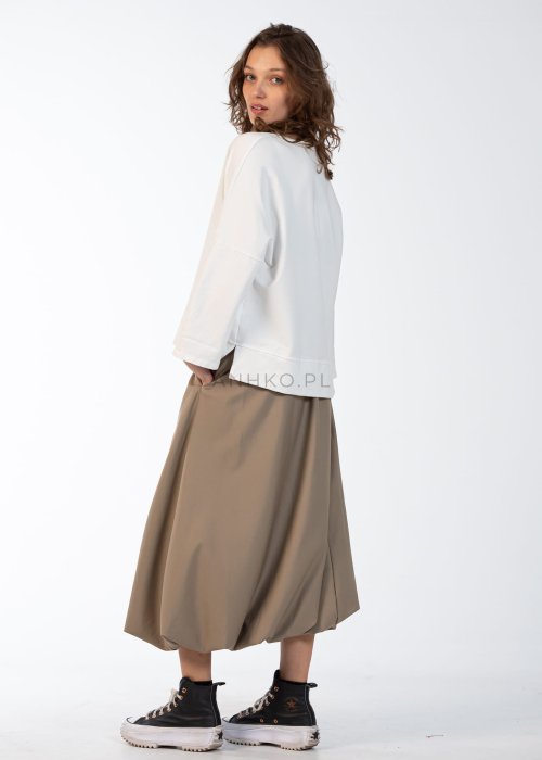 Biała bluza damska Ama o luźnym, oversize’owym fasonie z szerokim rękawem.