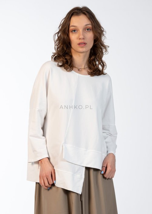 Biała bluza damska Ama o luźnym, oversize’owym fasonie z szerokim rękawem.