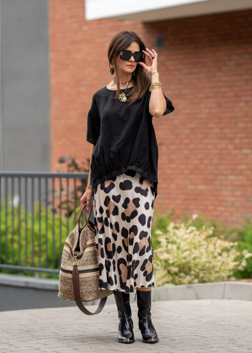 Czarna bluzka lniana oversize z krótkim rękawem i ozdobnym ściągaczem z przodu. Naturalny model z lnu w minimalistycznej, eleganckiej stylizacji.