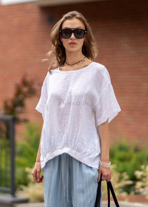 Biała bluzka lniana oversize z krótkim rękawem i ozdobnym ściągaczem z przodu. Lekki model z naturalnego lnu w minimalistycznej stylizacji.