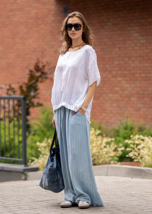 Biała bluzka lniana oversize z krótkim rękawem i ozdobnym ściągaczem z przodu. Lekki model z naturalnego lnu w minimalistycznej stylizacji.