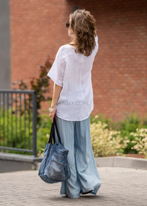 Biała bluzka lniana oversize z krótkim rękawem i ozdobnym ściągaczem z przodu. Lekki model z naturalnego lnu w minimalistycznej stylizacji.