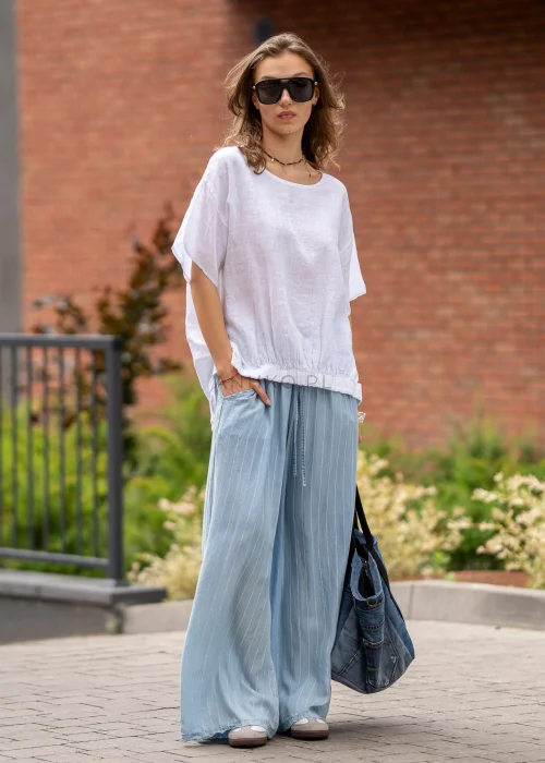 Biała bluzka lniana oversize z krótkim rękawem i ozdobnym ściągaczem z przodu. Lekki model z naturalnego lnu w minimalistycznej stylizacji.