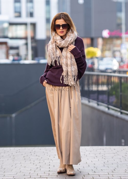 Śliwkowy sweter damski oversize o nietoperzowym kroju z dekoltem łódka, luźna elegancka stylizacja miejska.