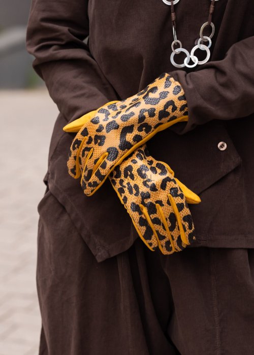 wild-rekawiczki-miodowe-z-panterka-naszywka-telefon (1).jpg