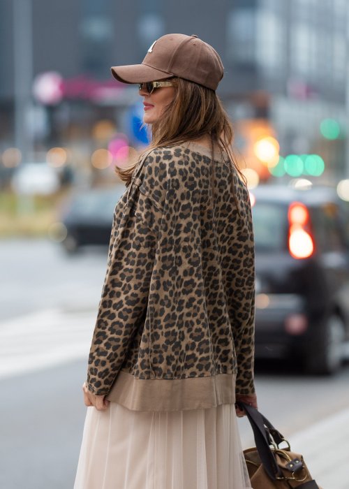 Jasnobrązowa bluza damska w modny wzór panterki z okrągłym dekoltem i luźnym fasonem oversize. Model z miękkiej bawełny ze ściągaczami doskonale uzupełnia codzienne i casualowe stylizacje.