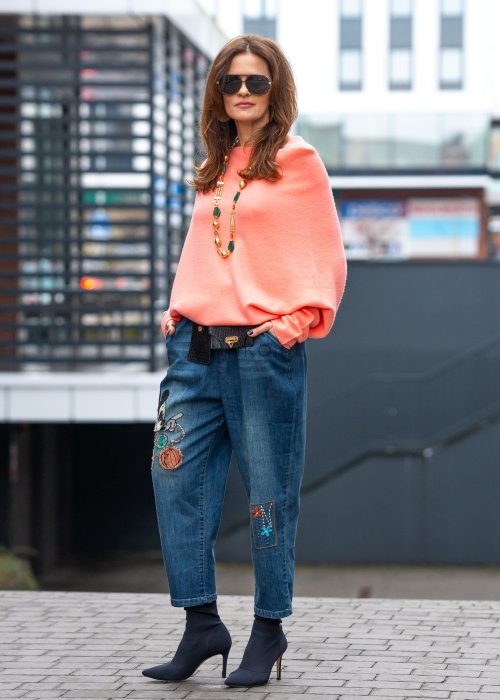 Oversize sweter w odcieniu łososiowym z delikatnej dzianiny z opadającym ramieniem