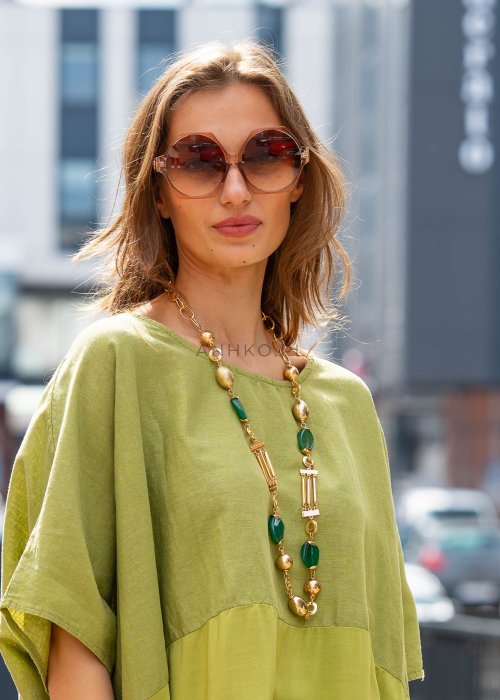 emerald-elegance-dlugi-naszyjnik-zloty-zielone-kamienie (4).jpg