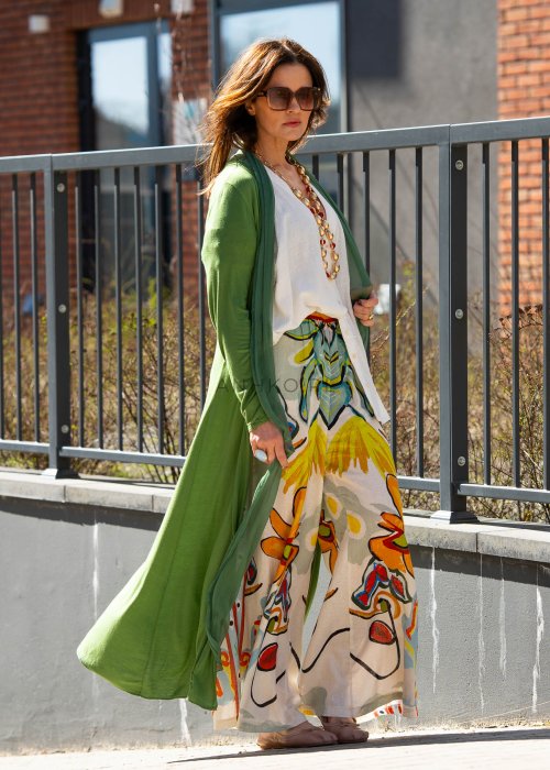 Lniane spodnie damskie wide leg z wysokim stanem w kolorowe kwiatowe wzory, letnia stylizacja boho z naturalnego materiału