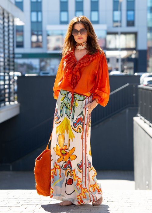 Lniane spodnie damskie wide leg z wysokim stanem w kolorowe kwiatowe wzory, letnia stylizacja boho z naturalnego materiału