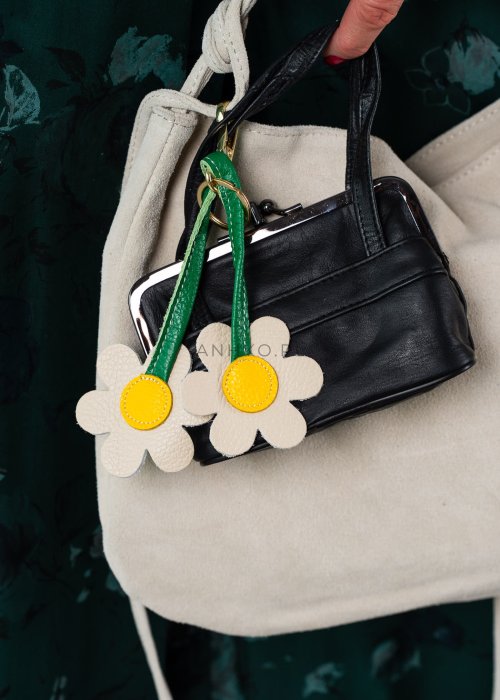 little-flowers-breloczek-skorzany-bezowy-karabinczyk (2).jpg