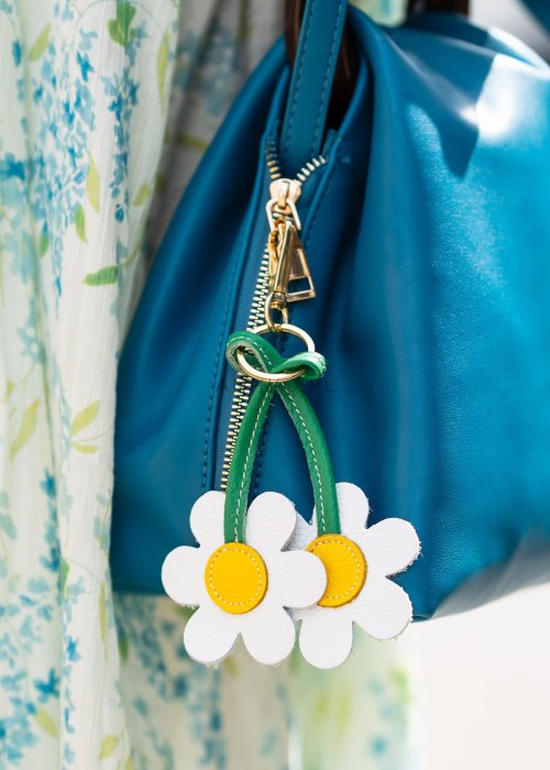 little-flowers-breloczek-skorzany-bialy-karabinczyk (1).jpg