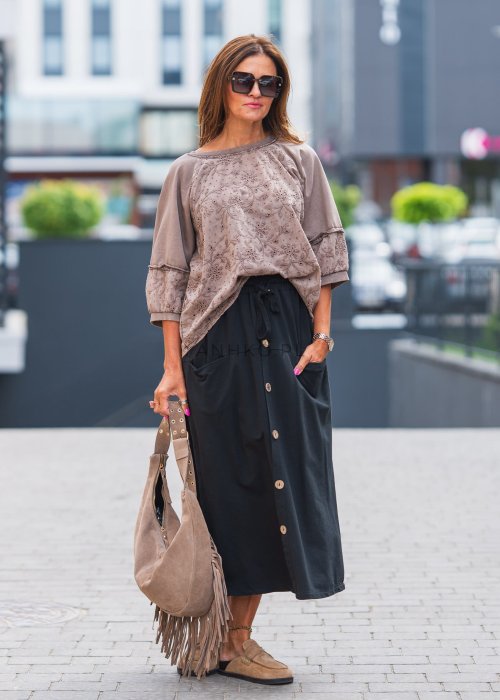 Czarna spódnica midi z dużymi drewnianymi guzikami z przodu, elastyczną talią na troczek i praktycznymi kieszeniami po bokach, w stylu casual.
