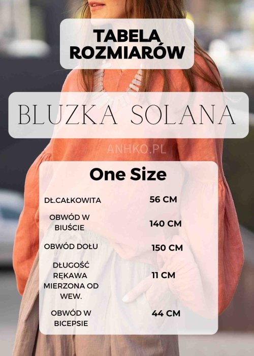 Żółta bluzka z krótkim rękawem o luźnym kroju, ozdobiona materiałowym kwiatem, zestawiona z brązowymi spodniami z wysokim stanem