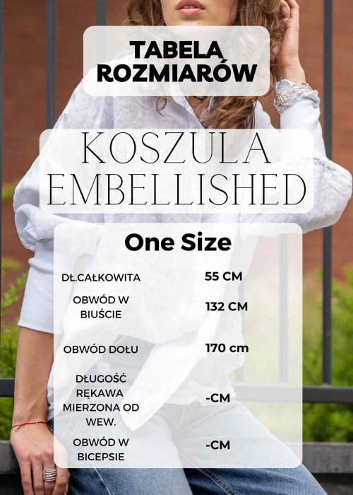 Czarna lniana koszula oversize z kołnierzykiem i wiązaniem z przodu, ozdobiona aplikacjami, zestawiona z jasnymi szortami w paski