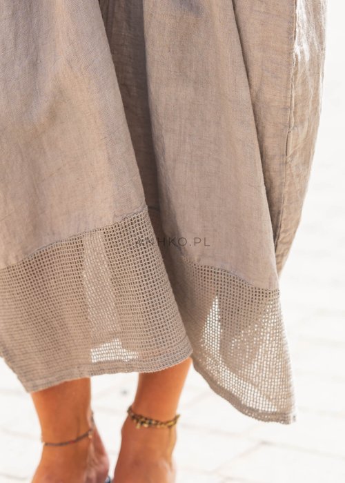 Lniana sukienka maxi w odcieniu szaro-beżowym z opuszczonym ramieniem, paskiem w talii i kieszeniami, w stylu boho