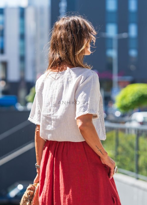 Beżowa, lniana bluzka z krótkim rękawem, ozdobnymi pionowymi przeszyciami i postrzępionym wykończeniem rękawów w stylu boho
