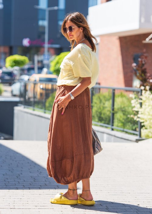 Brązowa, lniana spódnica maxi o luźnym kroju z elastycznym pasem i ściągaczem u dołu, w swobodnym stylu boho idealna na lato