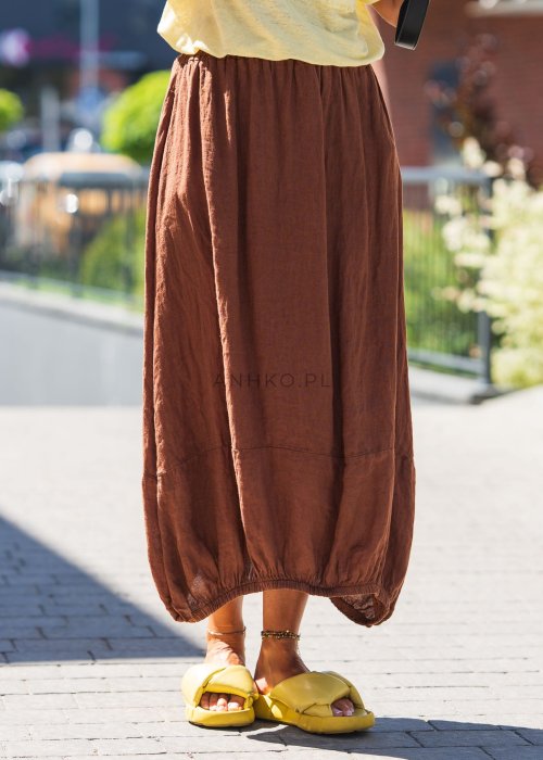 Brązowa, lniana spódnica maxi o luźnym kroju z elastycznym pasem i ściągaczem u dołu, w swobodnym stylu boho idealna na lato