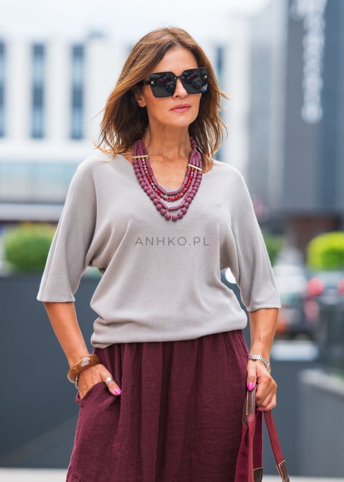 sweter damski z półokrągłym dekoltem i rękawem 3/4 z zestawieniu z bordową spódnicą z lnu