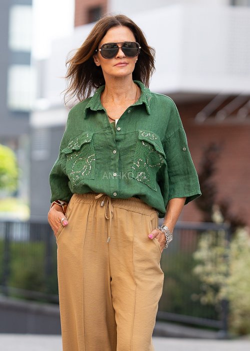 Zielona lniana koszula damska z krótkim rękawem, ozdobnymi kieszeniami z koronką, luźny krój w stylu boho
