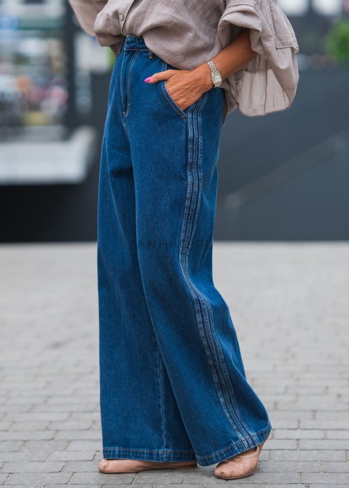 Niebieskie jeansy damskie z wysokim stanem i szerokimi nogawkami, wykonane z klasycznego denimu w stylu casualowym