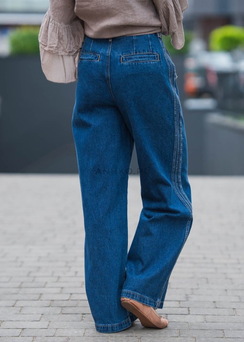 Niebieskie jeansy damskie z wysokim stanem i szerokimi nogawkami, wykonane z klasycznego denimu w stylu casualowym