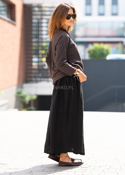 Czarna lniana spódnica maxi o luźnym kroju z rozkloszowanym dołem w stylu boho z naturalnego, przewiewnego materiału