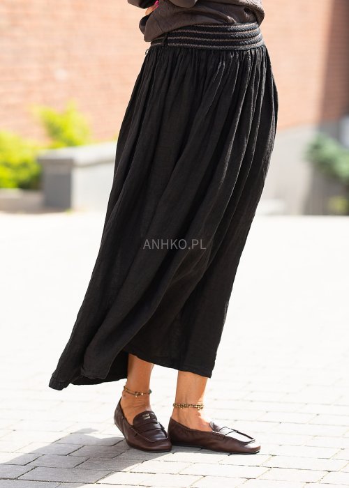 Czarna lniana spódnica maxi o luźnym kroju z rozkloszowanym dołem w stylu boho z naturalnego, przewiewnego materiału