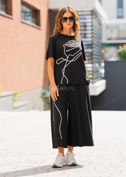 Czarny komplet damski oversize z szerokimi spodniami 3/4 i t-shirtem z białym motywem róży