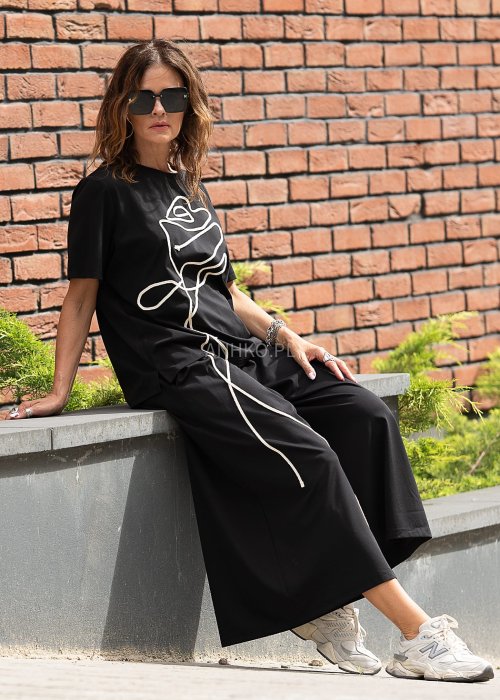 Czarny komplet damski oversize z szerokimi spodniami 3/4 i t-shirtem z białym motywem róży