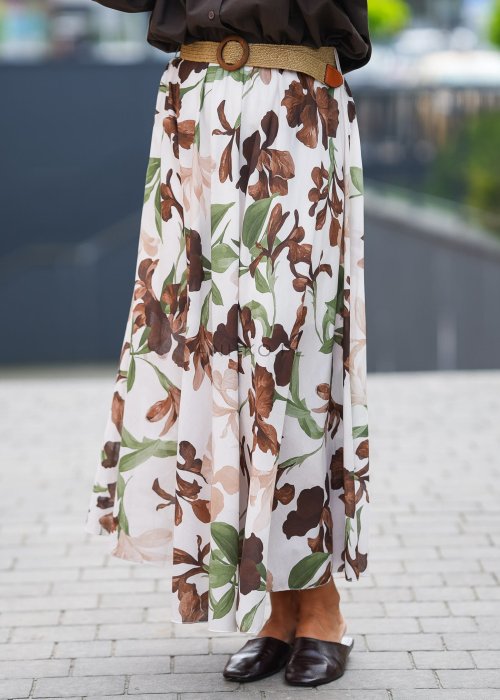 Spódnica maxi damska w kwiatowy wzór i koszula oversize brązowa – stylizacja anhko.mom
