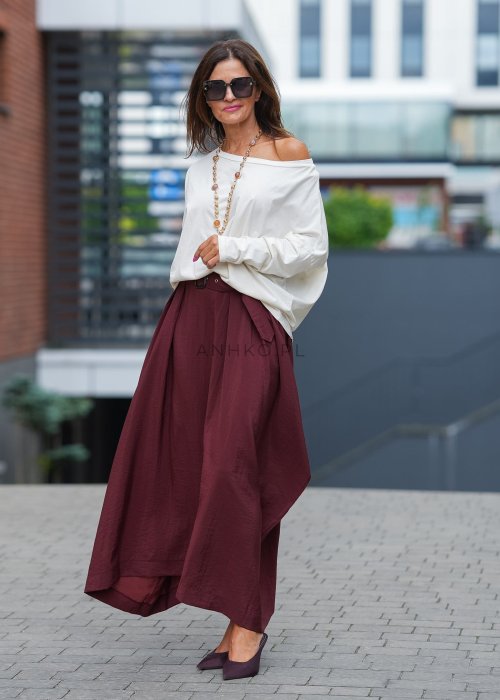 "Bordowa spódnica maxi z asymetrycznym dołem, zwiewny materiał, wysoki stan z paskiem, elegancka moda damska"
