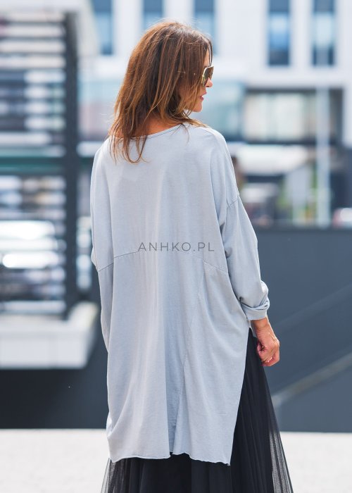 Szara bluzka damska oversize z długim rękawem i asymetrycznym dołem, minimalistyczna moda casual (1).jpg