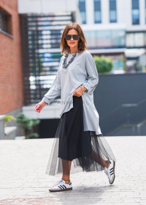 Szara bluzka damska oversize z długim rękawem i asymetrycznym dołem, minimalistyczna moda casual (2).jpg