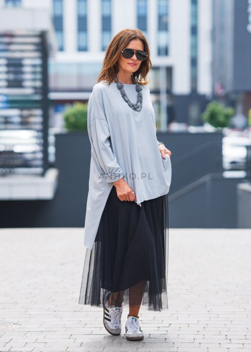 Szara bluzka damska oversize z długim rękawem i asymetrycznym dołem, minimalistyczna moda casual (4).jpg
