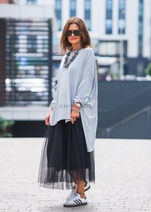 Szara bluzka damska oversize z długim rękawem i asymetrycznym dołem, minimalistyczna moda casual (6).jpg