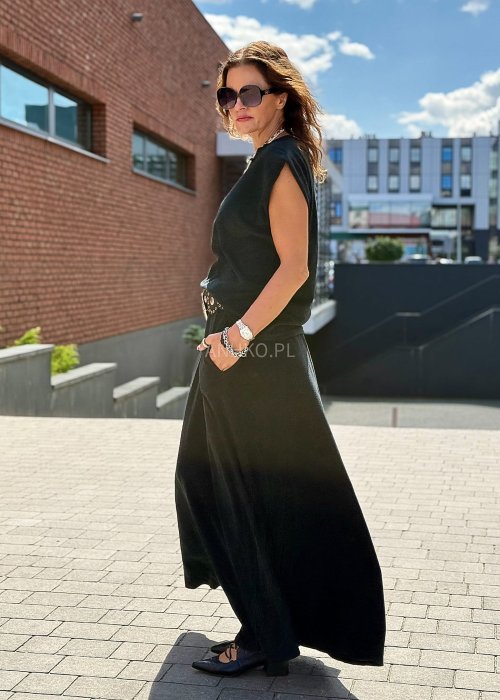 "Czarny damski komplet z naturalnej tkaniny, oversize bluzka bez rękawów i długa spódnica, minimalistyczna letnia stylizacja boho"
